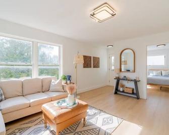 Charming 3br Beach House With Bbq In Grand Bend - Grand Bend - Вітальня