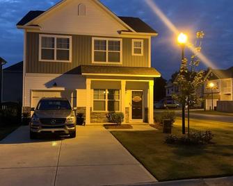 Beautiful new 4 Bdr home- in quite small community - Lexington - Building