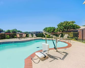 Super 8 by Wyndham McKinney/Plano Area - McKinney - Pool