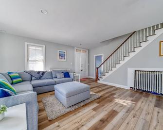 7 Bedroom | Pool | Volleyball | Beach | Restaurants | Bars - Cape May Court House - Вітальня
