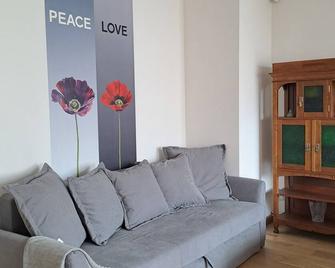 Cozy apartment - 100m beach, AC, workstation, balcony, backyard, self check-in, yoga mat - Jūrmala - Olohuone