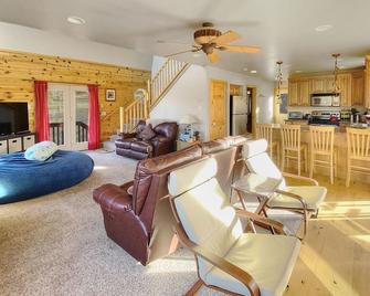 Koka`s Panda House, Cozy cabin, wood fireplace, great view of Elk Ridge Valley - Alton - Sala de estar