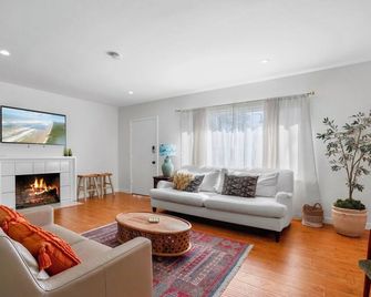 Villa La Verde - Newly Designed 4BR Villa with Pool & Guesthouse by Topanga - Los Angeles - Living room