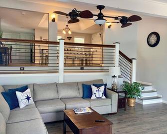 Spacious Lakefront Home with Private Dock & Fire Pit at 3MM - Eldon - Sala de estar