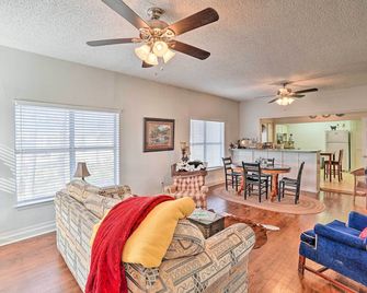 4 Miles To Lake Jacksboro Cozy Texas Cot - Jacksboro - Living room