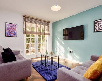 Sleeps 6 - Corporate & Family Stays - Free Parking & Wifi - Headingley - Living room