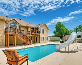 Junction City Home with Hot Tub - Near Milford Lake! - Junction City - Pool