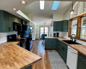 Oak Grove Cabin - Battle Lake - Kitchen