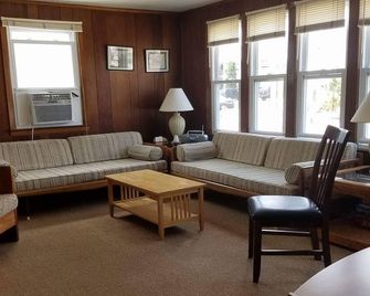 Great Family Location Just 2 Houses From The Beach ~ Clean ~ Quiet ~ Affordable - Long Beach - Sala de estar