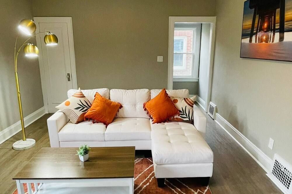 The Stargazer Sunroom 2bedroom in West CLE - Cleveland - Living room