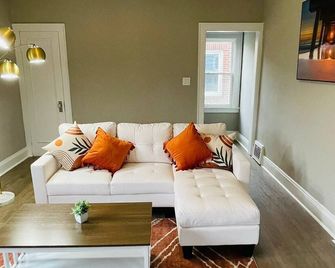 The Stargazer Sunroom 2bedroom in West CLE - קליבלנד - סלון