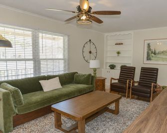 Spacious Family Retreat / Sleeps 9 / Fenced Yard - Macon