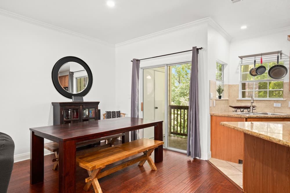 Hestia: Contemporary 3br Townhome in Austin with King, W/D, garage - أوستن - غرفة طعام