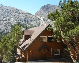 Stunning Family Chalet -Incredible Waterfall Views - Dog Friendly Pool Table - June Lake - Edificio