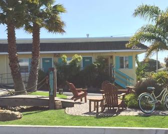 Beach Bungalow Inn and Suites - Morro Bay - Binnenhof