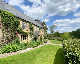 A delightful family farmhouse set in 17 acres of beautiful Dorset countryside. - Beaminster - Building