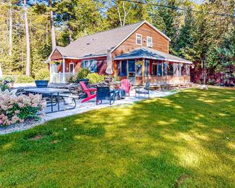 Dog-Friendly, lakefront gem with private dock, deck, horseshoe pit & firepit - Dover Foxcroft - Patio