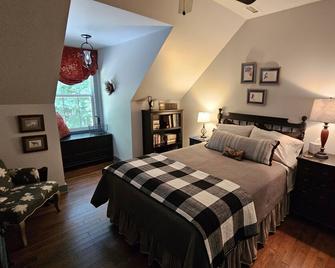 New loft apartment in a working horse barn. Minutes from Lexington and the VHC. - Lexington - Bedroom