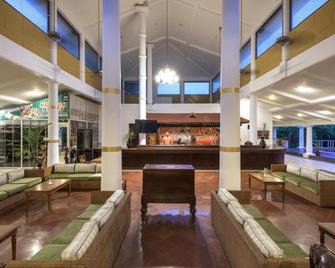 Club Mahindra Poovar - טריבאנדרום - לובי