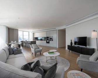 Deluxe riverside apartment with city views - London - Wohnzimmer