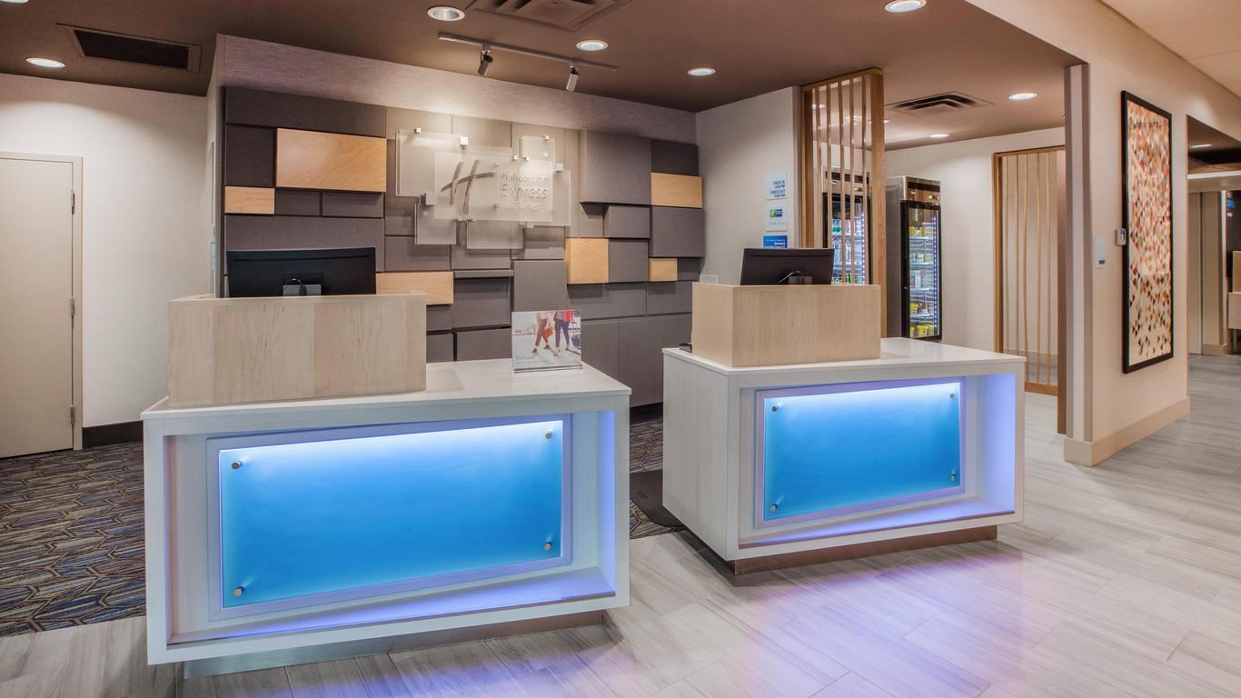 Holiday Inn Express & Suites Kingfisher