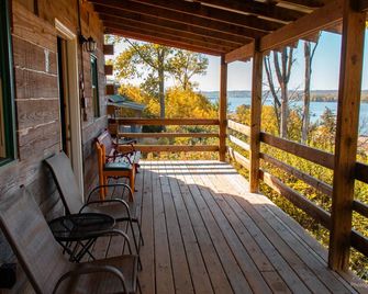 Rustic River Cabin 3 - Savanna - Balcón