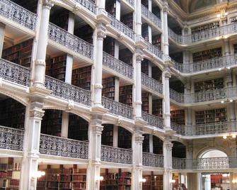 Penthouse Condominium in Mount Vernon w/ Fireplace, Paid Parking & Free Wifi - בולטימור - בניין