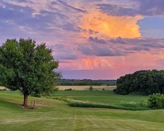 Charming 3-bedroom farmhouse with beautiful views..newly decorated. - Princeton