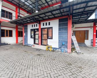 RedDoorz Syariah @ Homestay Bougenville Near Taman Alun-Alun Kota Lamongan - Lamongan - Edificio