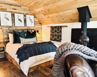 Private studio, beach access, hot tub, storm watching pet friendly - Heron Suite - Powell River - Bedroom