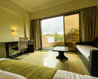 Aron Resort Lonavala Near Old Mumbai Pune Highway - Lonavala - Bedroom