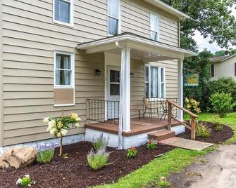 Yough Guest House | 3br,2ba,hot Tub, Downtown Ohiopyle! - Ohiopyle - Edificio