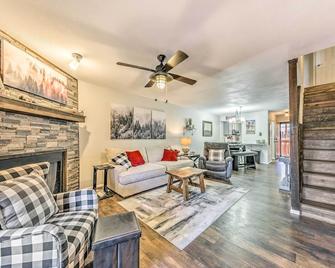 Cozy Ruidoso Condo with Grill and Mountain Views! - Ruidoso - Oturma odası