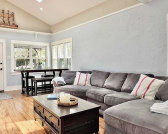 Park Avenue Beach Paradise - Chic & Secluded 4 Bdr - לונג ביץ' - סלון