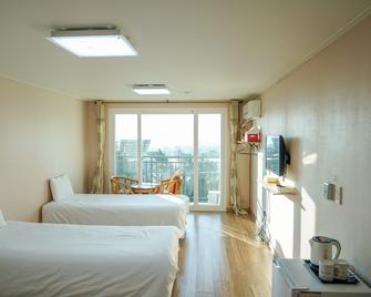 Stone and Wind Resort - Seogwipo - Bedroom