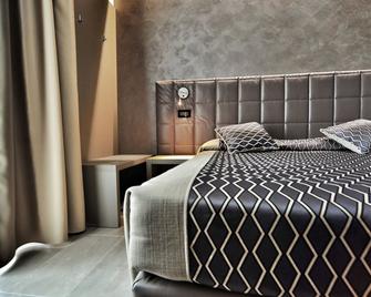 Hotel Sorriso - Toscolano Maderno - Bedroom