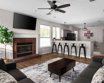 Neon Cowboy House With Private Pool - Pflugerville - Living room