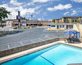 Sea Rock Inn - Long Beach - Long Beach - Pool