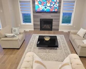 Ottawa-Rockland New 4 beds house, 5 minutes to Ottawa River. - Clarence-Rockland - Living room