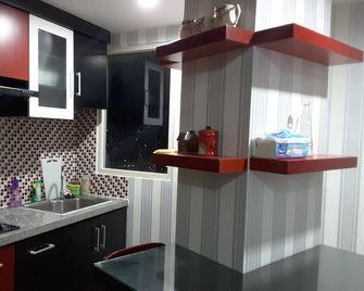 Green Lake View Luxury Apartment by Indah - Pamulang - Kitchen