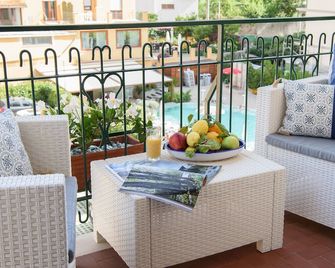 Les Suites Des Tout Le Monde - Sorrento - Balcón