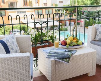 Les Suites Des Tout Le Monde - Sorrento - Balcony