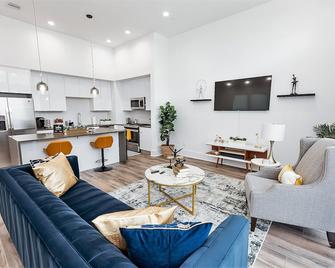 Beautifully Decorated, Modern Downtown Houston Home - Houston - Wohnzimmer