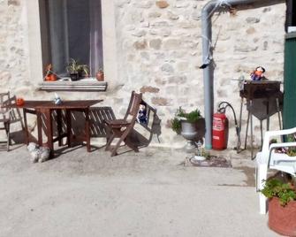 Studio on one level + parking + terrace + barbecue - Villers-Cotterêts - Patio