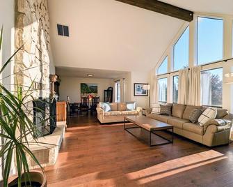 Stunning New Listing - Beckham Estate Vineyard Guesthouse - Sherwood - Living room