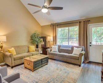 Charming Arkansas Retreat w/ Deck, Near Downtown! - Fayetteville - Living room