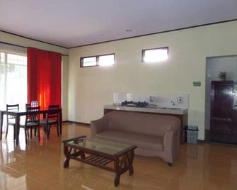 Bromo Cottage Sleep 6pax, 45 min walk to Mt. Bromo - Banyuwangi - Living room