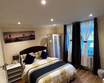 Whole house cottage with parking and huge garden - Orpington - Bedroom