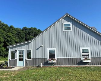 Cozy 1-bedroom open Cottage in Bellefontaine with Country View - 벨폰테인 - 건물