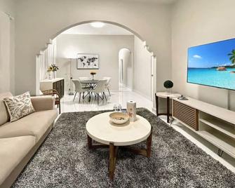 Stunning 2-Bedroom Apartment - San Juan - Sala de estar
